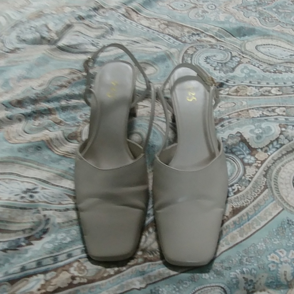 Ladies 9 2 5 Cream Sandals